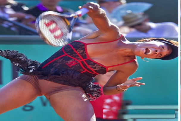 Venus Williams is still wearing really outrageous outfit