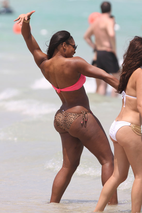 Serena Williams friend may rock the slightly better bikini bottom, her ACTUAL bottom can't compete with the buxom booty of Serena Williams